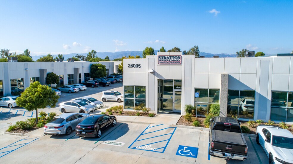 28005 Smyth Dr, Santa Clarita, CA à louer - Photo du bâtiment - Image 1 de 10