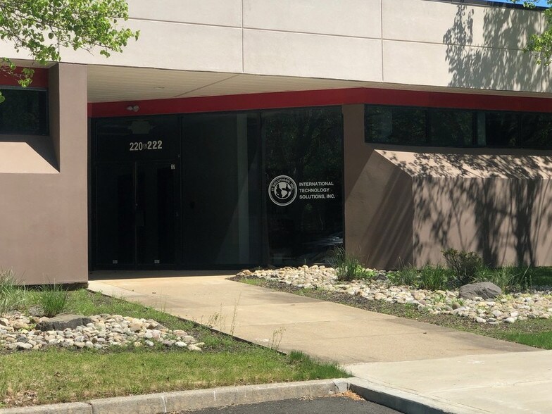 2000 Cornwall Rd, Monmouth Junction, NJ à vendre - Photo du bâtiment - Image 3 de 15