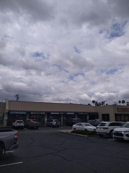 1800-1814 N Tustin Ave, Orange, CA à louer - Photo du bâtiment - Image 2 de 8
