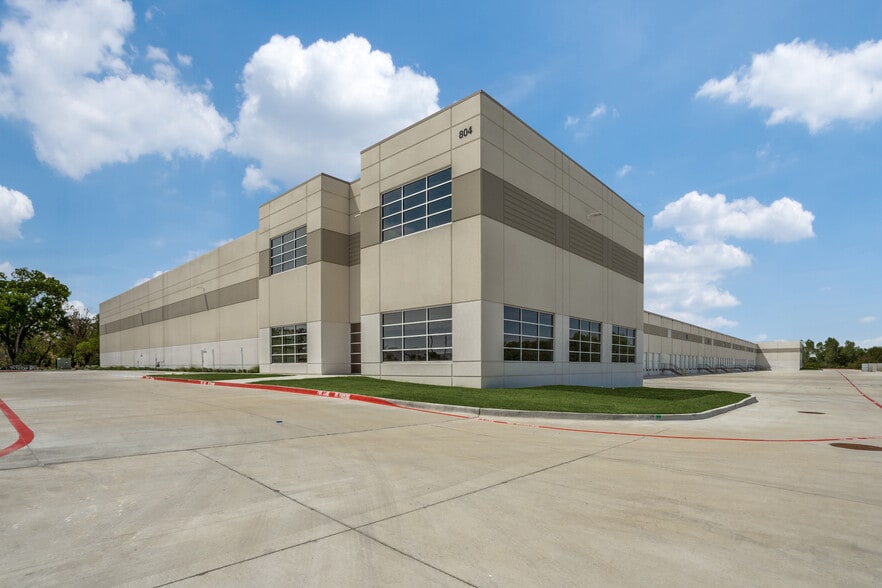 804 W Shady Grove Rd, Grand Prairie, TX for lease - Building Photo - Image 1 of 3