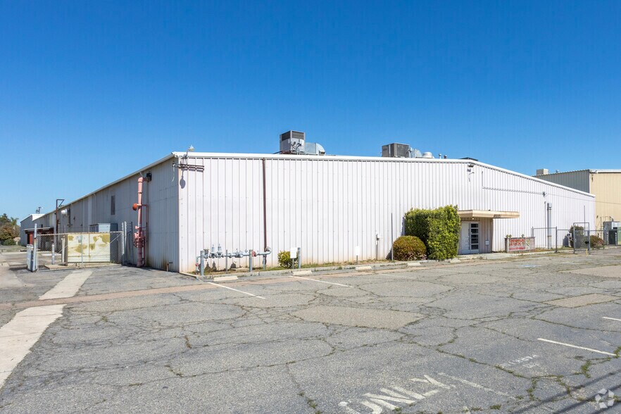 Fountain-Shields Industrial Campus portfolio of 4 properties for sale on LoopNet.ca - Building Photo - Image 3 of 5