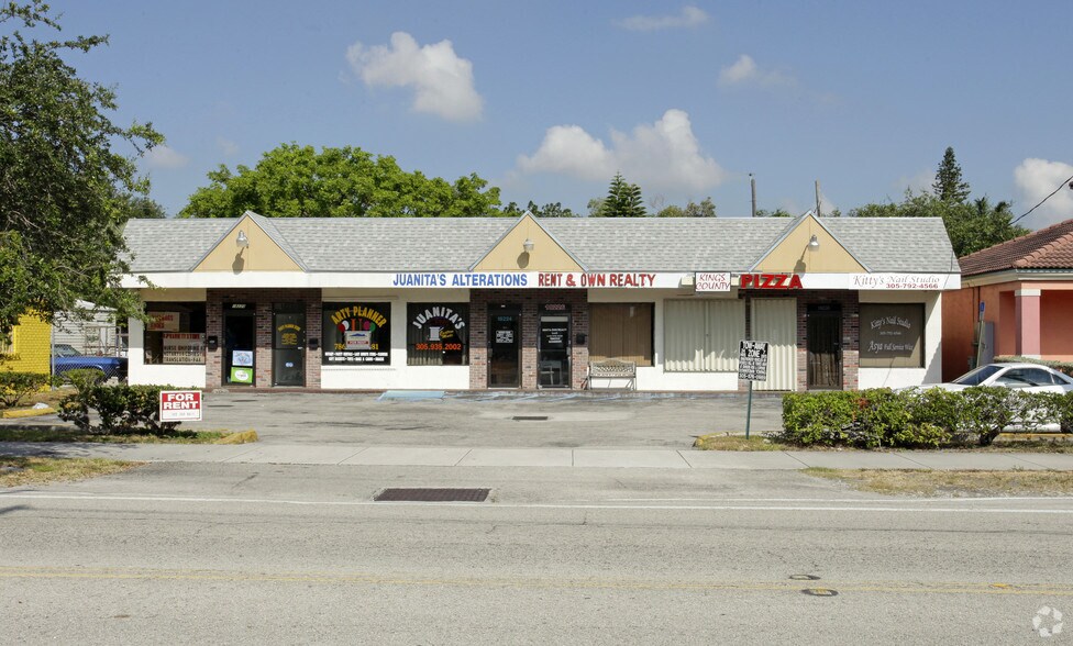 18220-18230 W Dixie Hwy, North Miami Beach, FL for lease - Building Photo - Image 2 of 3