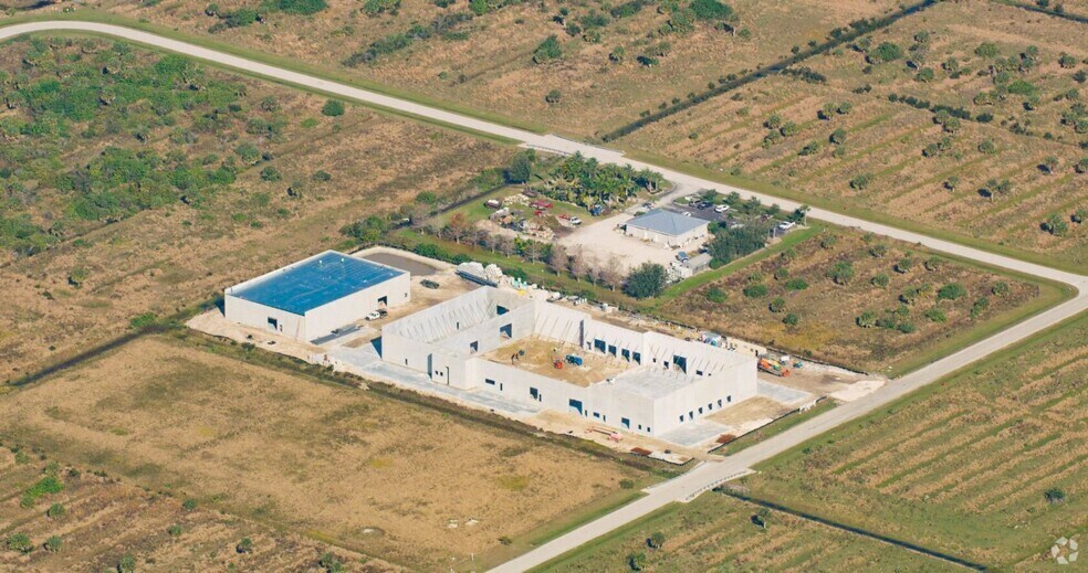 8381 Duffie Dr, Punta Gorda, FL à vendre - Photo du bâtiment - Image 2 de 3