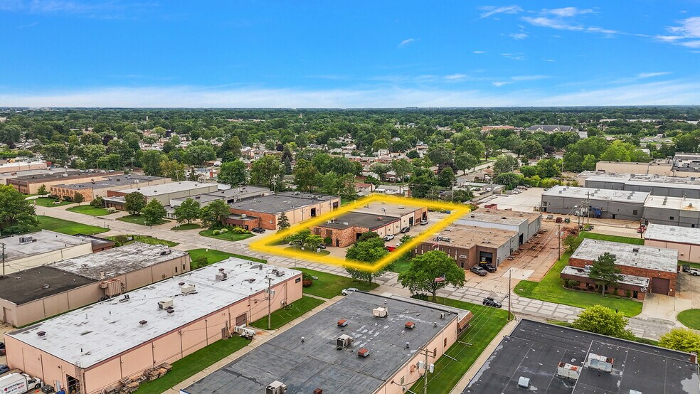 34195 Riviera Dr, Fraser, MI à louer - Photo du bâtiment - Image 3 de 3