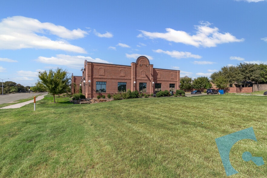 8913 Mid Cities Blvd, North Richland Hills, TX à louer - Photo du bâtiment - Image 2 de 12