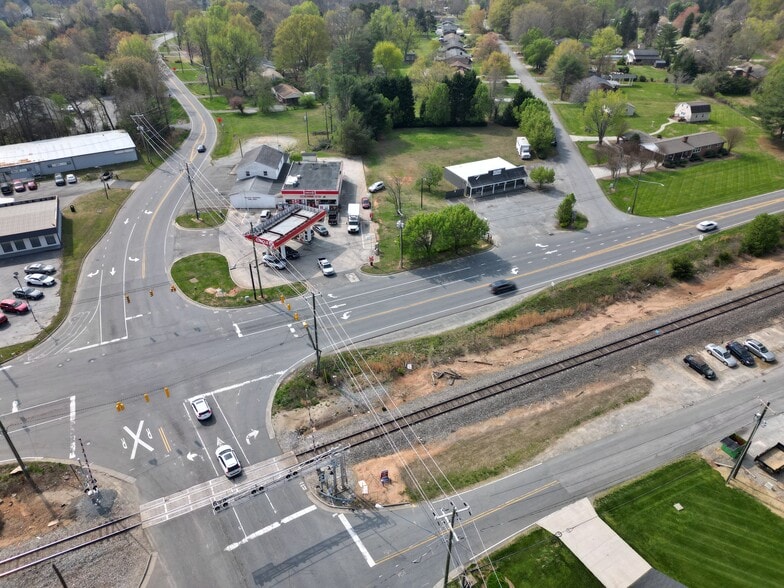 2020 W Mountain St, Kernersville, NC for sale - Building Photo - Image 3 of 4