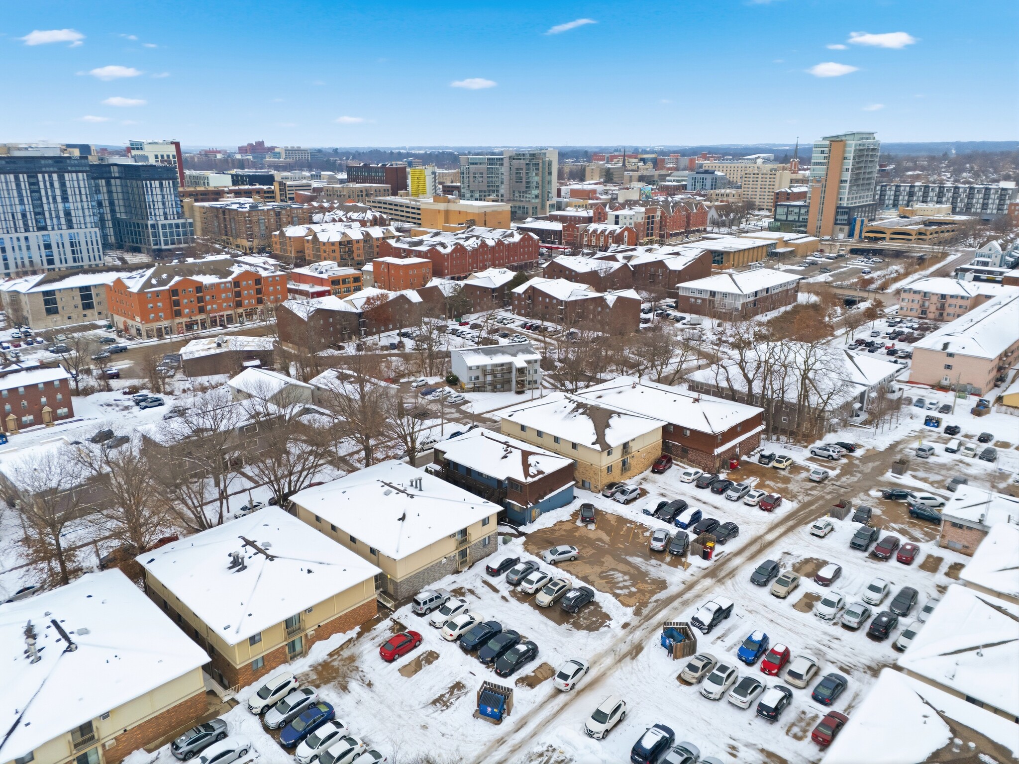 Apartments Near The University of Iowa portfolio of 1 properties for sale on LoopNet.ca Primary Photo- Image 1 of 13