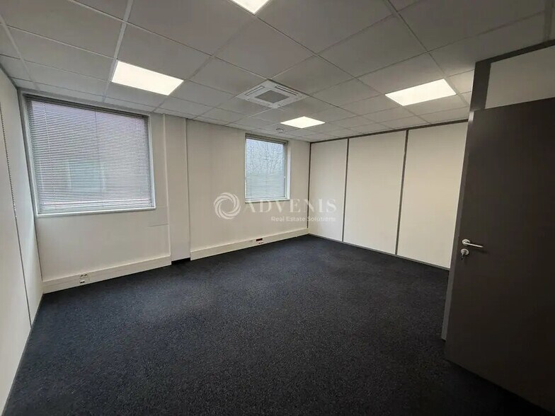 Office in Champs-sur-Marne for lease - Interior Photo - Image 3 of 8