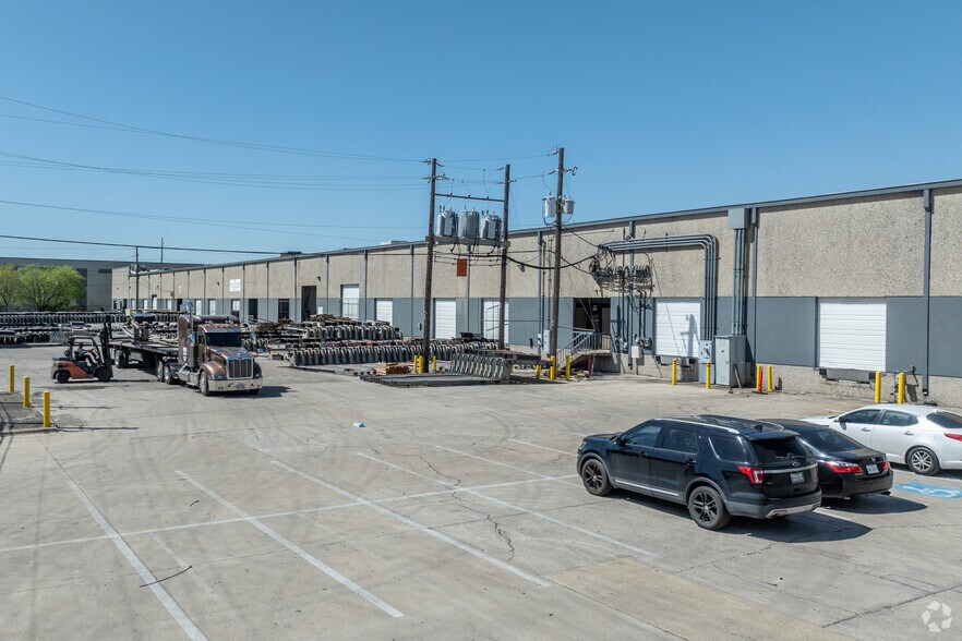 12750 Perimeter Dr, Dallas, TX à louer - Photo du bâtiment - Image 3 de 7