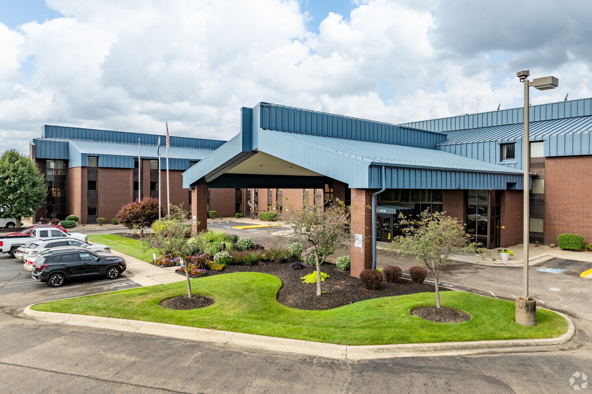 5345 Broadmoor Cir NW, Canton, OH à vendre Photo du bâtiment- Image 1 de 23