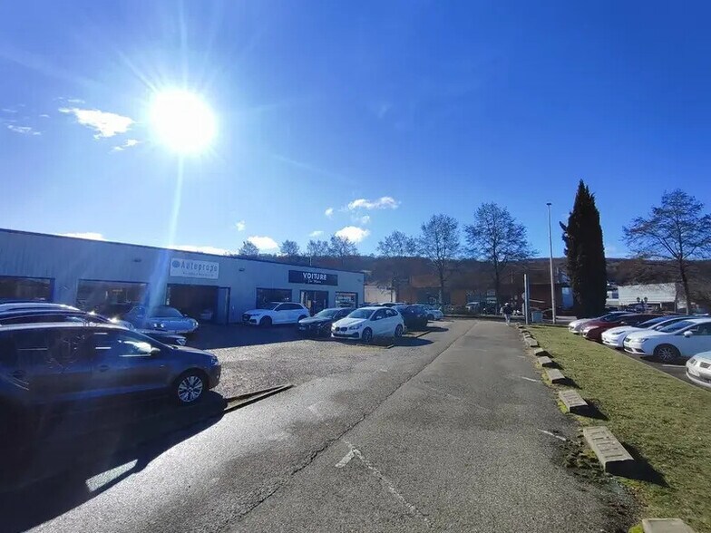 Retail in Bourgoin-Jallieu for lease - Building Photo - Image 2 of 9