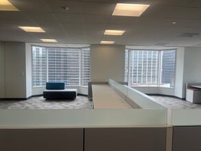 425 S Financial Pl, Chicago, IL for lease Building Photo- Image 2 of 5