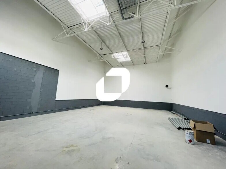 Flex in Vaux-le-Pénil for lease - Interior Photo - Image 2 of 4