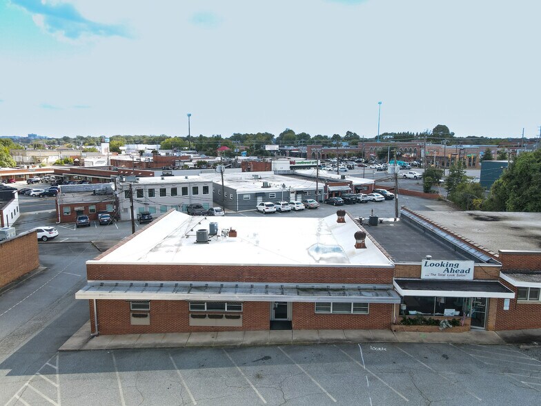 1842 Banking St, Greensboro, NC à louer - Photo du bâtiment - Image 2 de 34