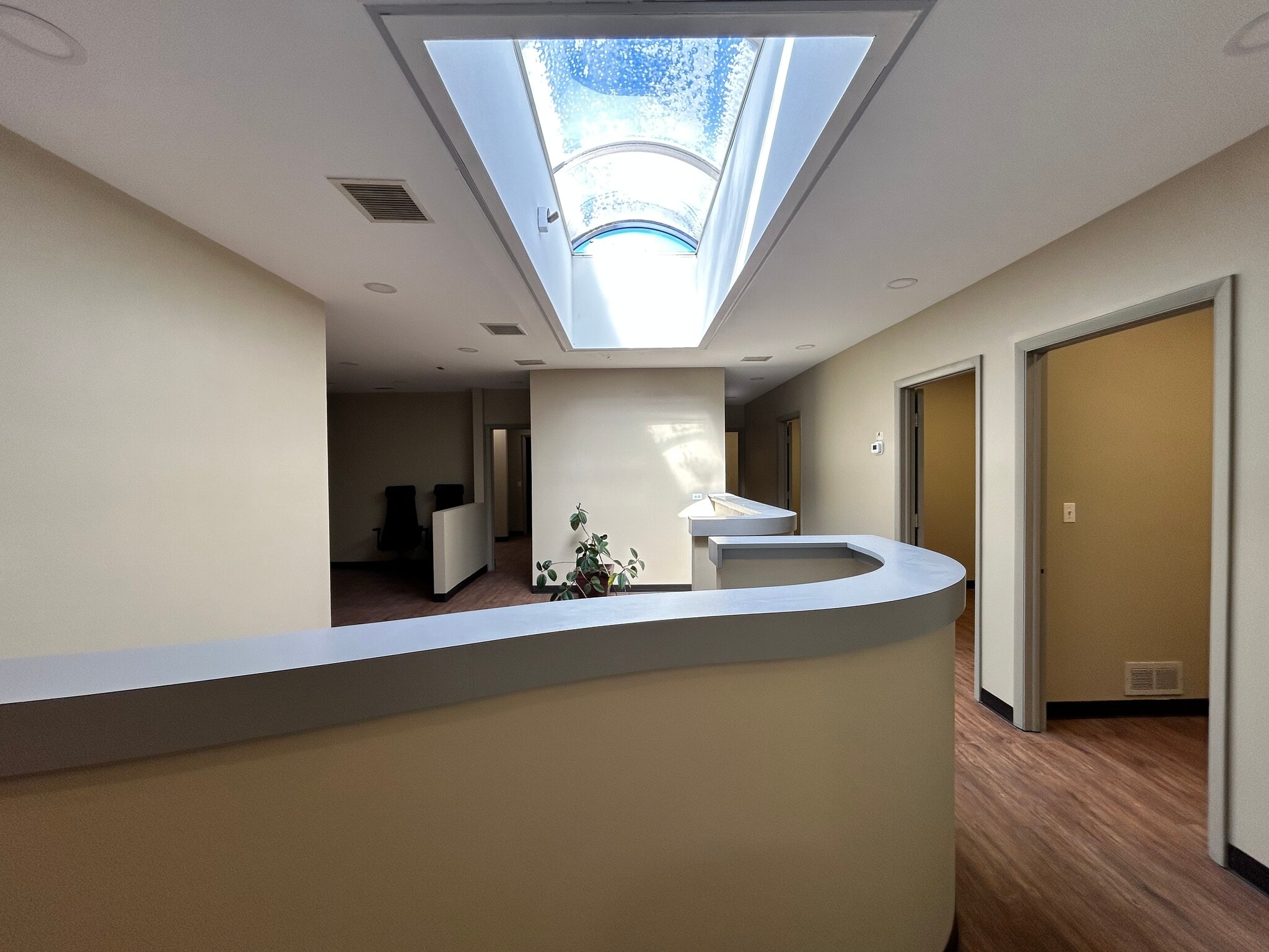 4956 W Irving Park Rd, Chicago, IL à louer Photo intérieure- Image 1 de 20