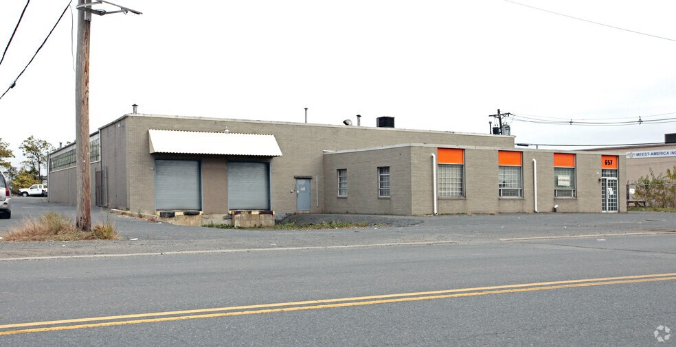 657 Dowd Ave, Elizabeth, NJ à louer - Photo du bâtiment - Image 2 de 4