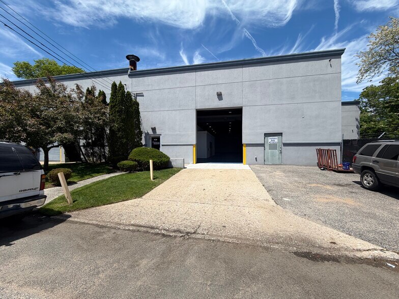 7 Deforest St, Amityville, NY à louer - Photo du bâtiment - Image 1 de 1