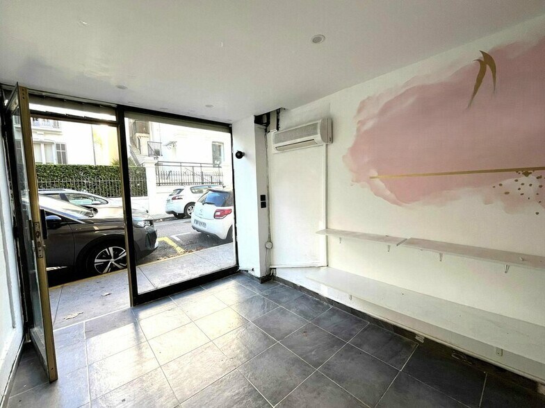Retail in Antibes for sale - Interior Photo - Image 2 of 4