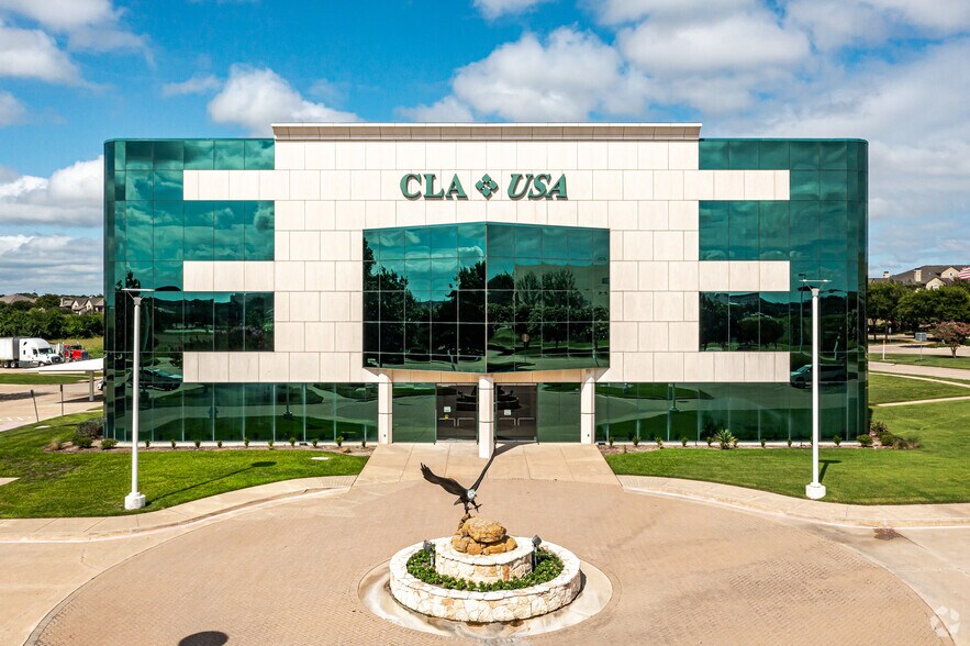 9300 Wade Blvd, Frisco, TX à louer - Photo du bâtiment - Image 3 de 10