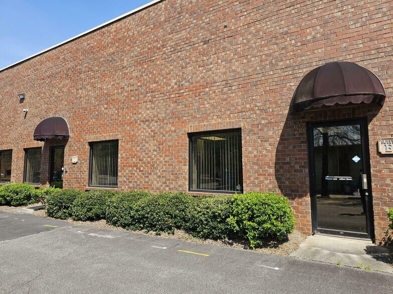 1008 Industrial Ct, Suwanee, GA à louer - Photo du bâtiment - Image 2 de 4