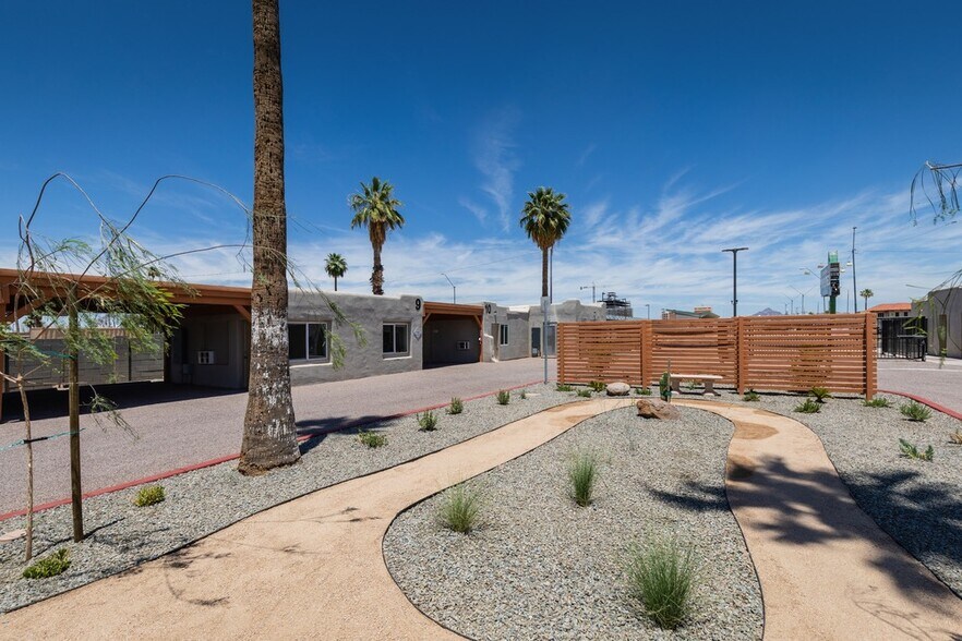 2625 E Van Buren St, Phoenix, AZ à vendre - Photo du bâtiment - Image 1 de 15