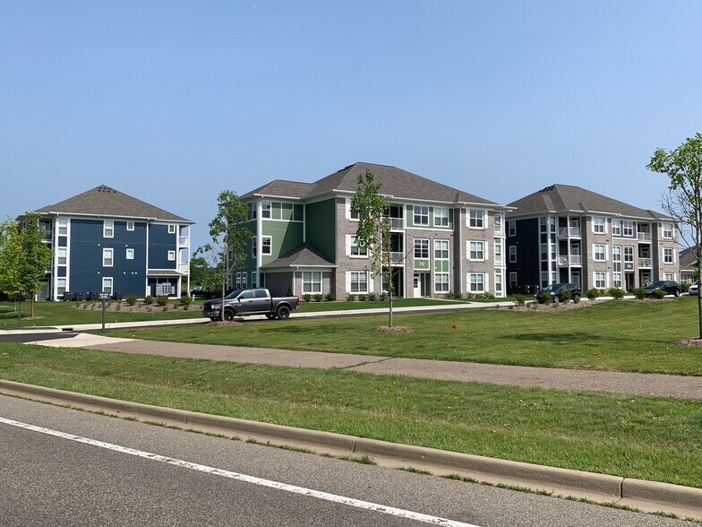 S 717 & 812 S. Drake Rd, Kalamazoo, Kalamazoo, MI à vendre - Photo du bâtiment - Image 2 de 4