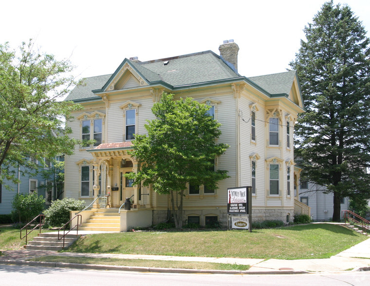 726 N East Ave, Waukesha, WI à vendre - Photo du bâtiment - Image 1 de 1