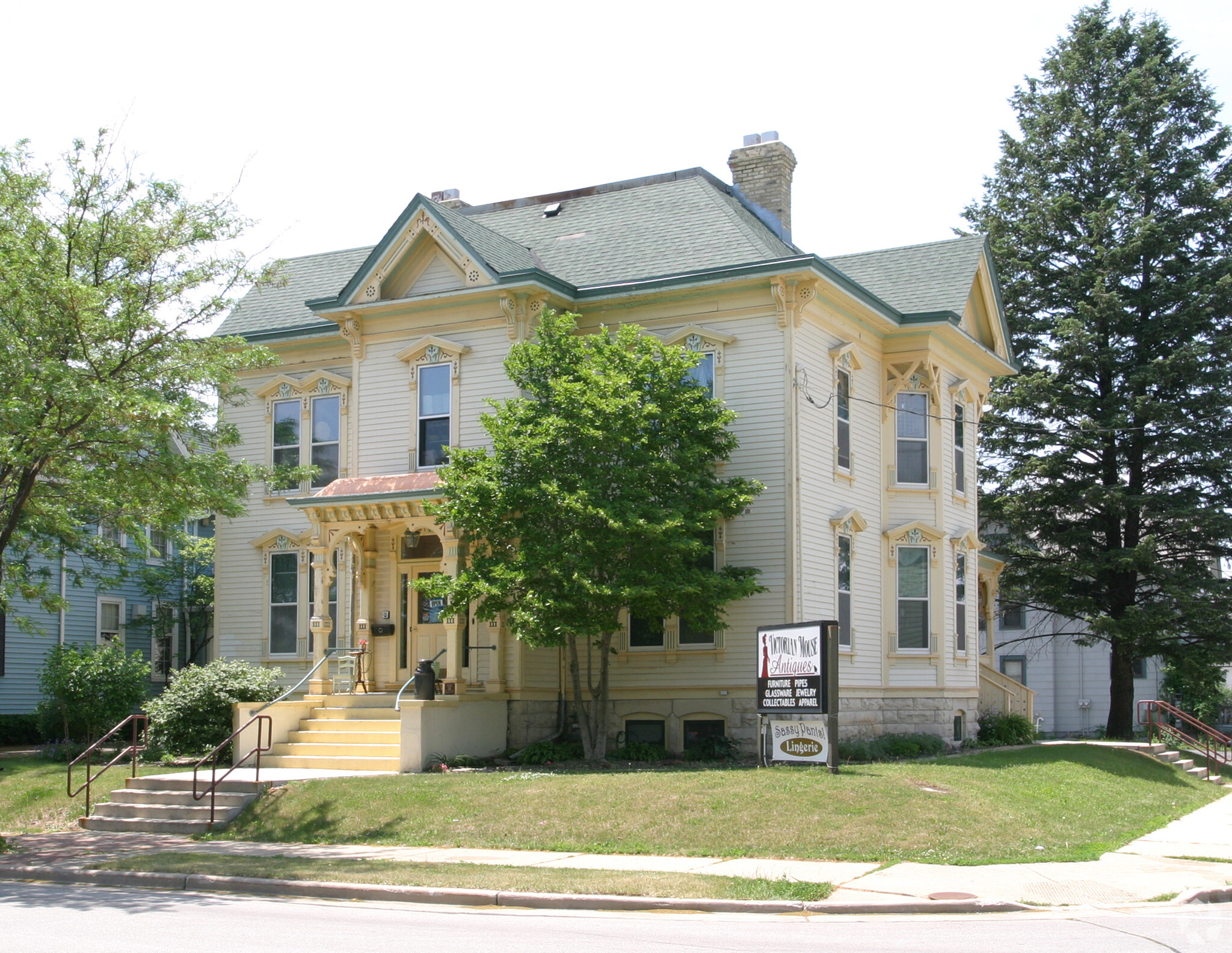 726 N East Ave, Waukesha, WI à vendre Photo du bâtiment- Image 1 de 1