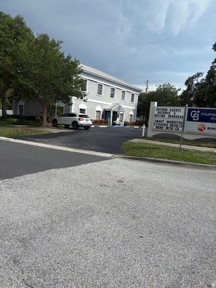 575 Indian Rocks Rd N, Belleair Bluffs, FL à louer - Photo du bâtiment - Image 2 de 6