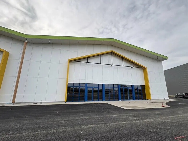 Retail in Virsac for lease - Building Photo - Image 1 of 14