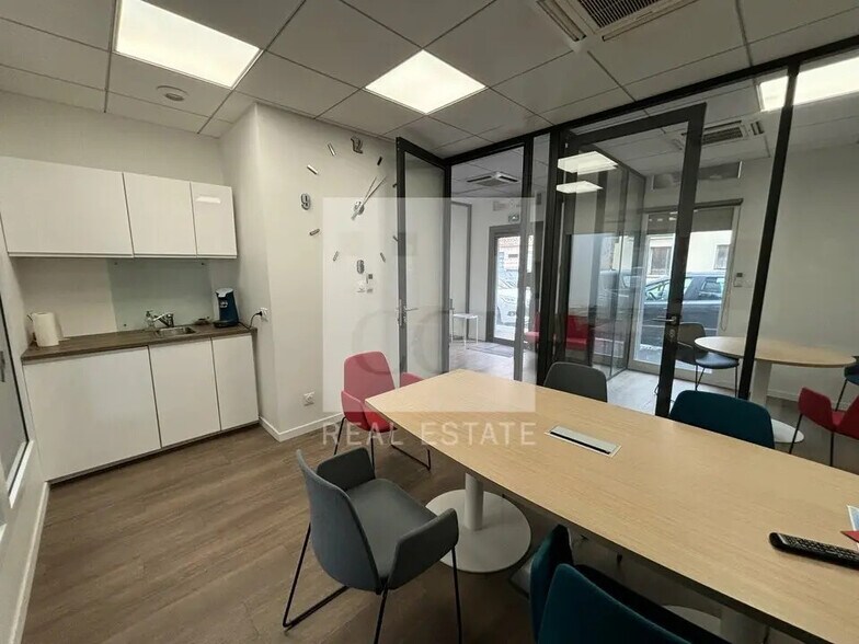 Office in Bron for lease - Interior Photo - Image 2 of 11