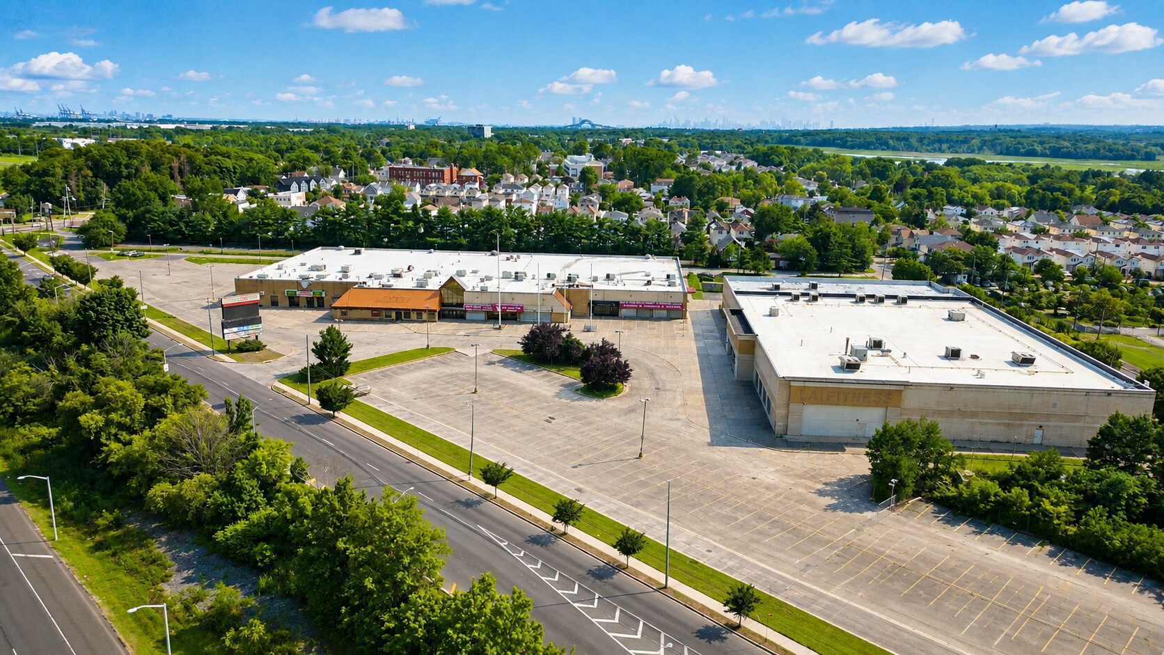 SHOWPLACE CENTER portefeuille de 2 propriétés à vendre sur LoopNet.ca Photo du bâtiment- Image 1 de 20