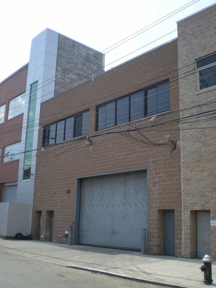 43-24 54th Rd, Maspeth, NY for lease - Building Photo - Image 1 of 1