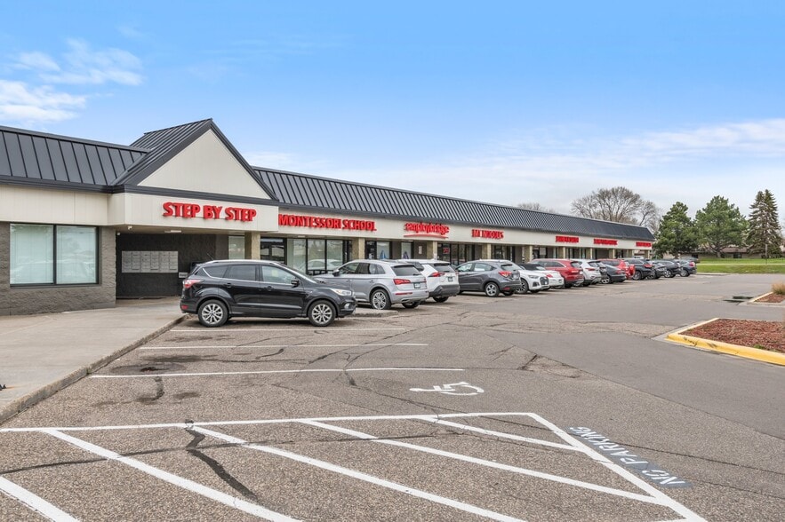 8401-8471 W Broadway Ave, Brooklyn Park, MN for lease - Building Photo - Image 3 of 7