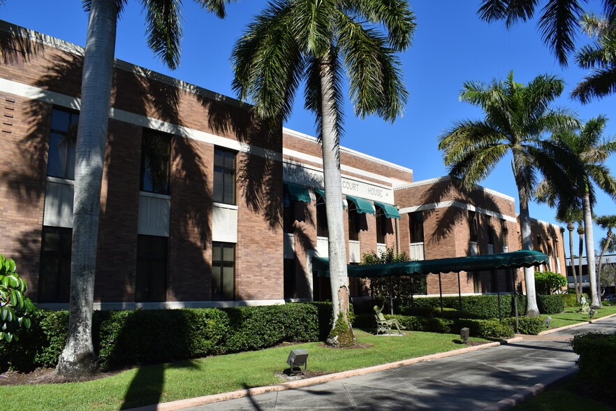 2145 14th Ave, Vero Beach, FL à louer - Photo du bâtiment - Image 2 de 8