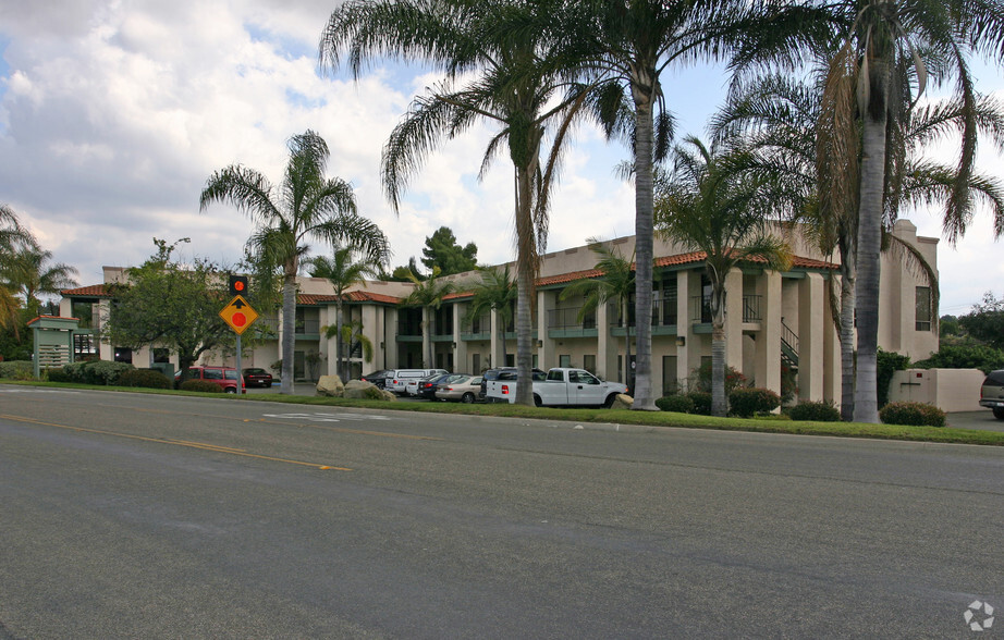 751 Rancheros Dr, San Marcos, CA à louer - Photo du bâtiment - Image 2 de 8