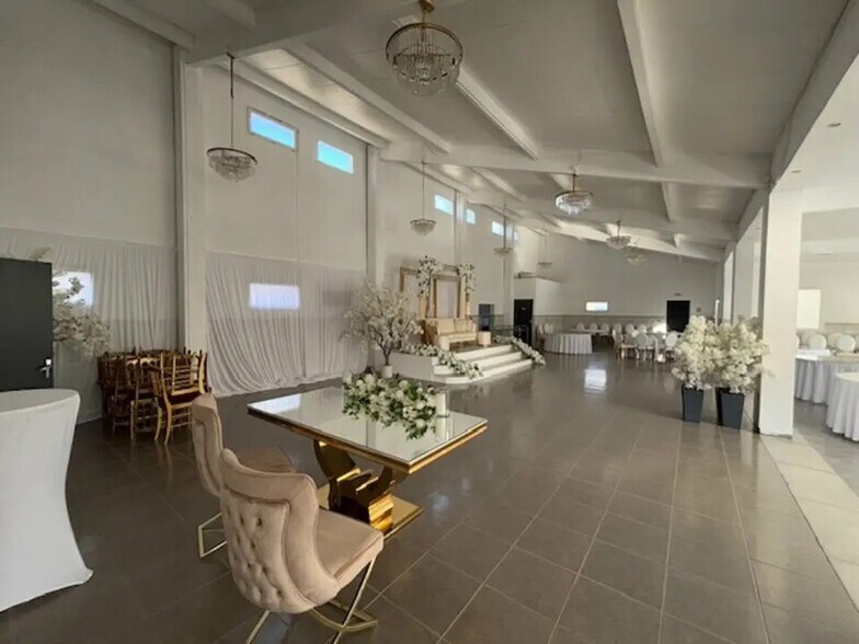 Commerce de détail dans Nîmes à louer - Photo du bâtiment - Image 3 de 10