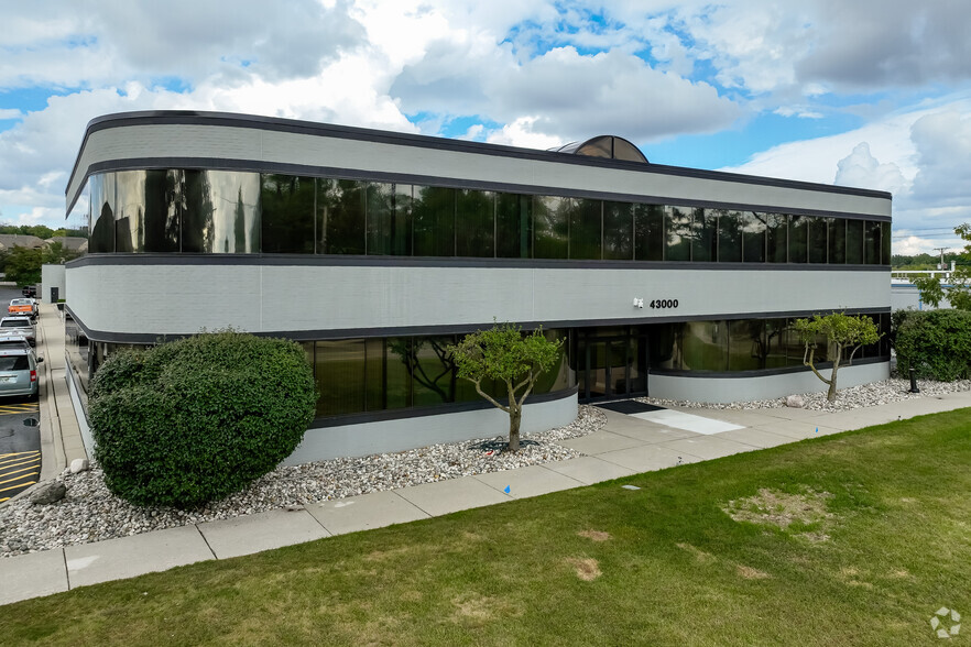 43000 W 9 Mile Rd, Novi, MI à louer - Photo du bâtiment - Image 3 de 25