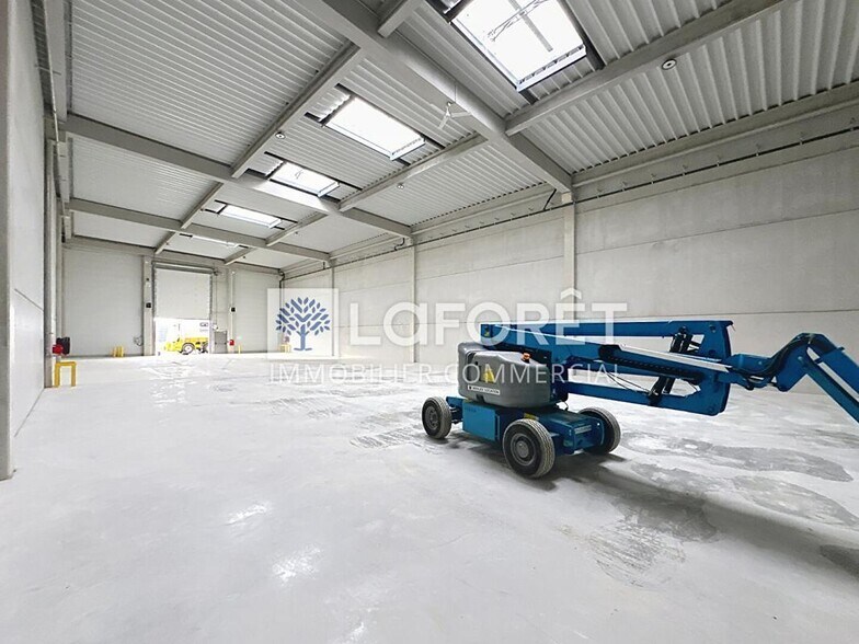 Flex in Frépillon for lease - Building Photo - Image 3 of 7