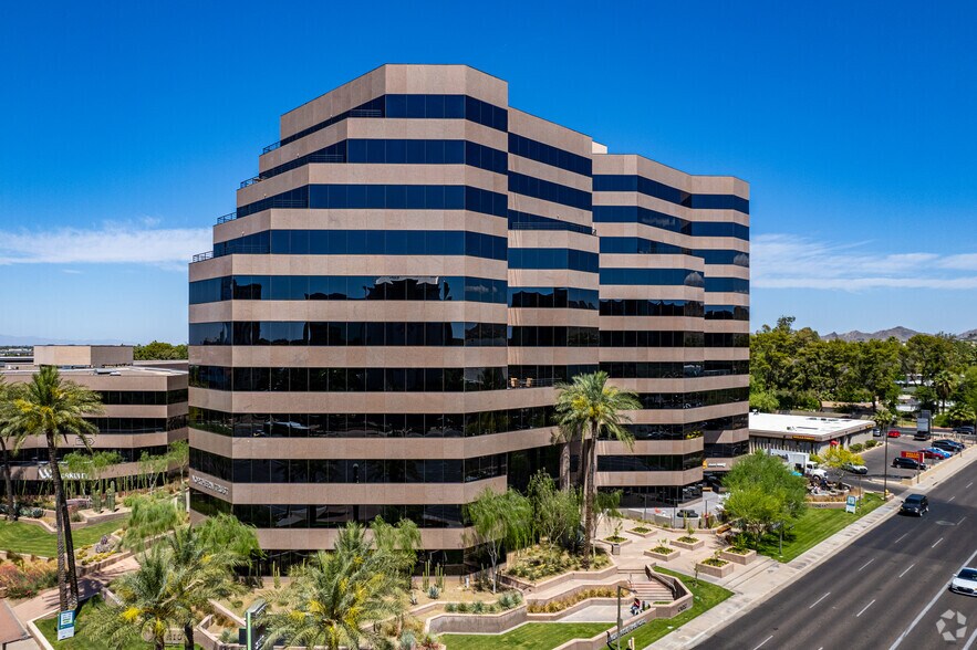 2398 E Camelback Rd, Phoenix, AZ à louer - Photo du bâtiment - Image 2 de 52