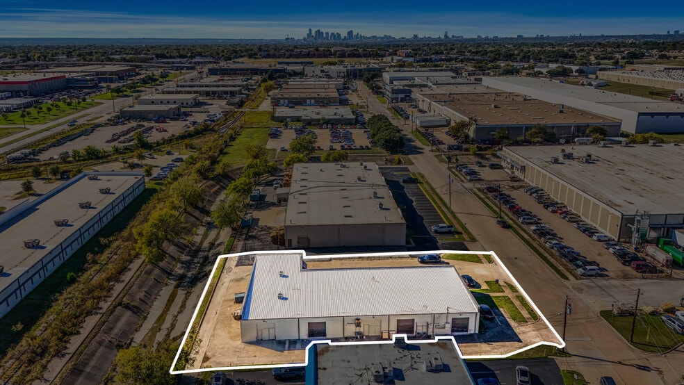 8358 Moberly Ln, Dallas, TX à louer - Photo du bâtiment - Image 3 de 12