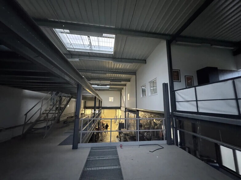 Flex in Saint-Pierre-du-Perray for sale - Building Photo - Image 1 of 1