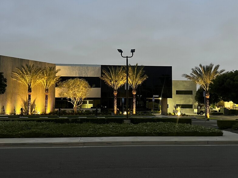 2692-2696 Dow Ave, Tustin, CA à vendre - Photo du bâtiment - Image 1 de 17