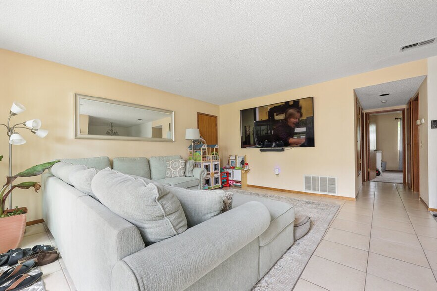 380 Plymouth Dr, Vista, CA à vendre - Photo du bâtiment - Image 2 de 14