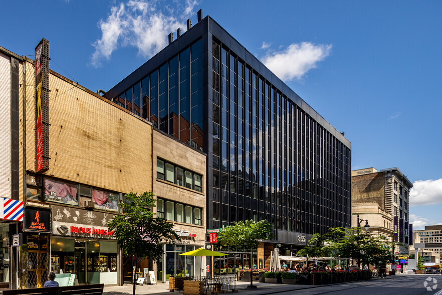 351-359 Rue Sainte-Catherine O, Montréal, QC à louer - Photo du bâtiment - Image 2 de 11