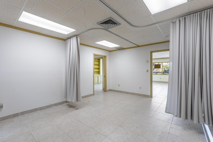 7480 Fairway Dr, Miami Lakes, FL à louer - Photo intérieure - Image 3 de 23