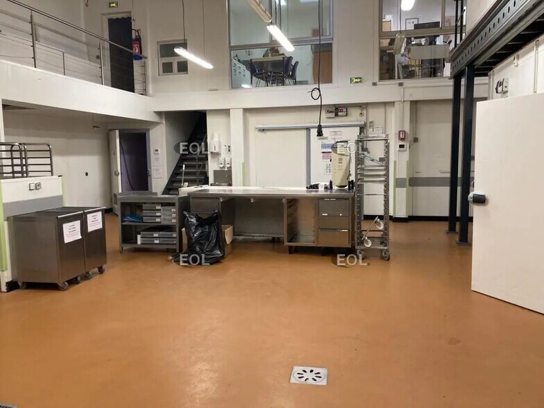 Local d'activités dans Villejuif à vendre - Photo du bâtiment - Image 2 de 16