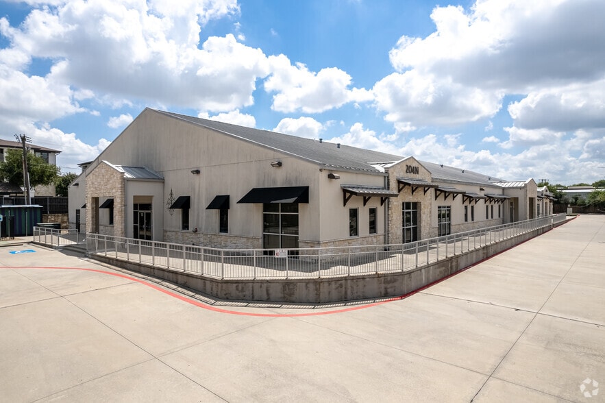 202-204 N Dooley St, Grapevine, TX for lease - Building Photo - Image 2 of 15