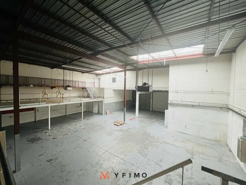 Flex in Trappes for lease - Interior Photo - Image 2 of 7