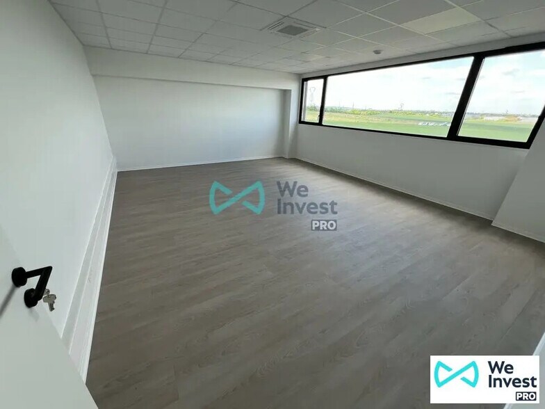 Flex in Cormontreuil for lease - Interior Photo - Image 3 of 5